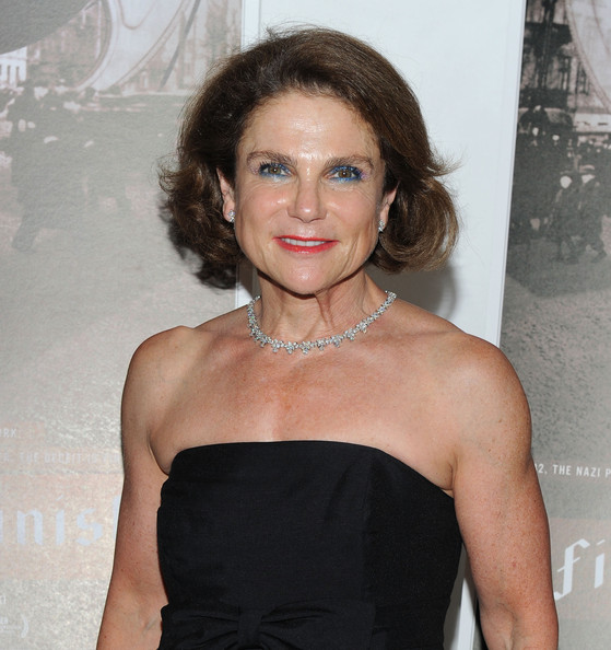 How tall is Tovah Feldshuh?